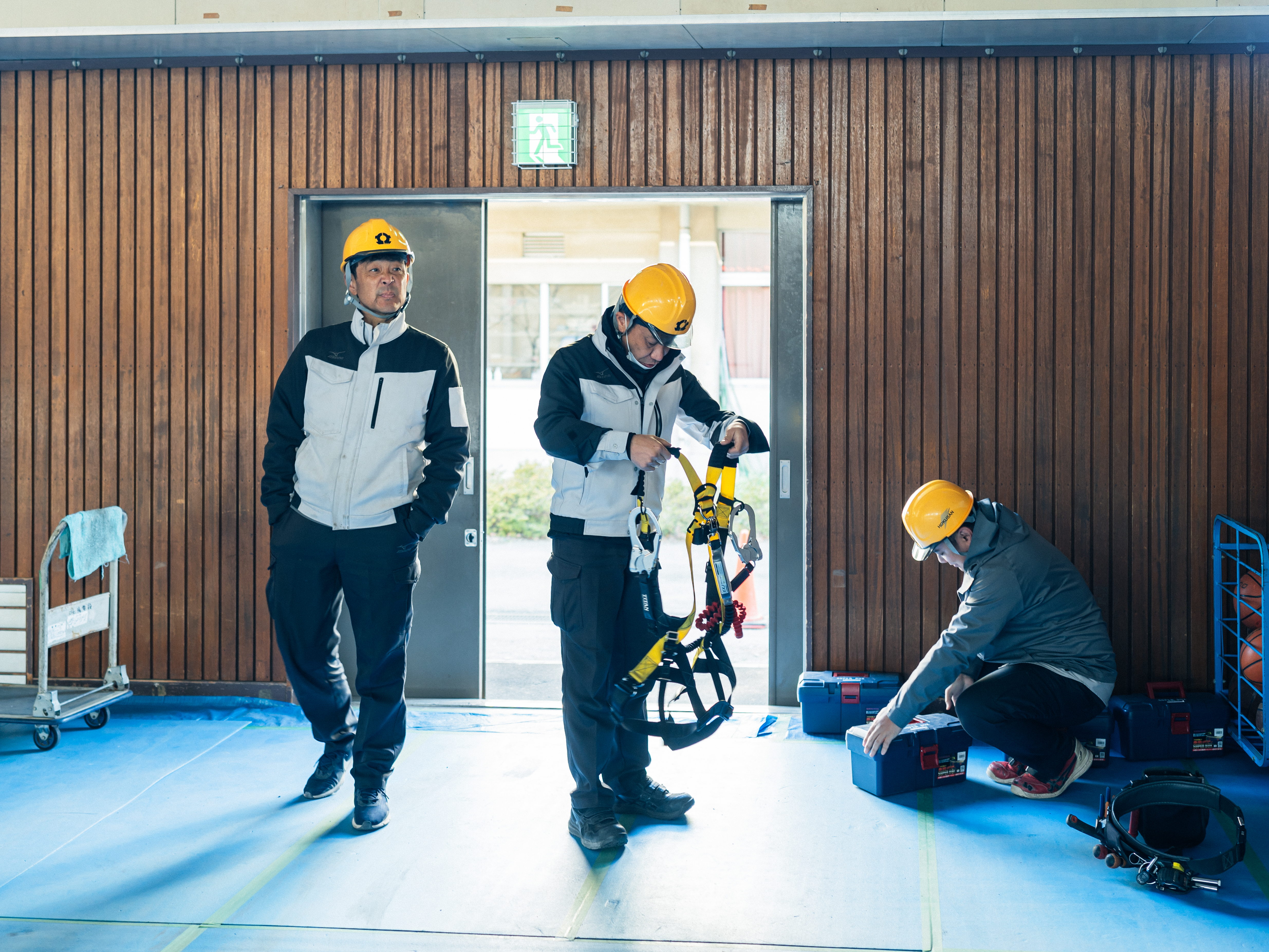 二人の男性が屋内電気設備工事をしている画像